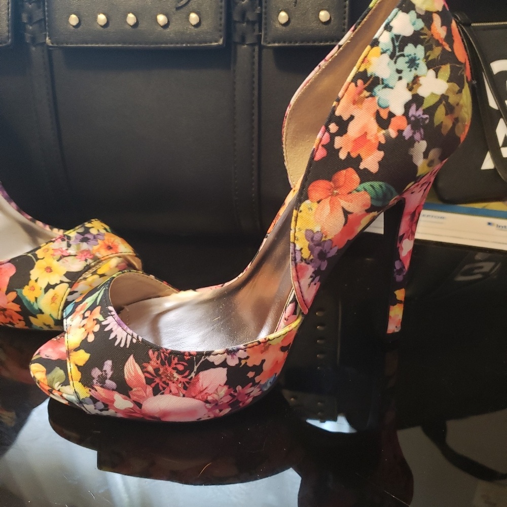 Heels - Picture 2 of 3